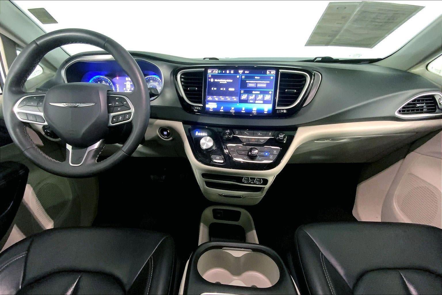 Used 2023 Chrysler Pacifica Touring-L FWD image 15