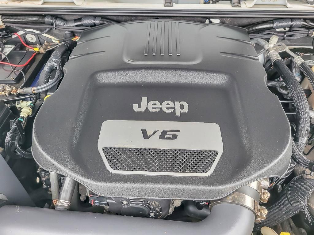 Used 2017 Jeep Wrangler Unlimited Sahara w/ Connectivity Group image 24