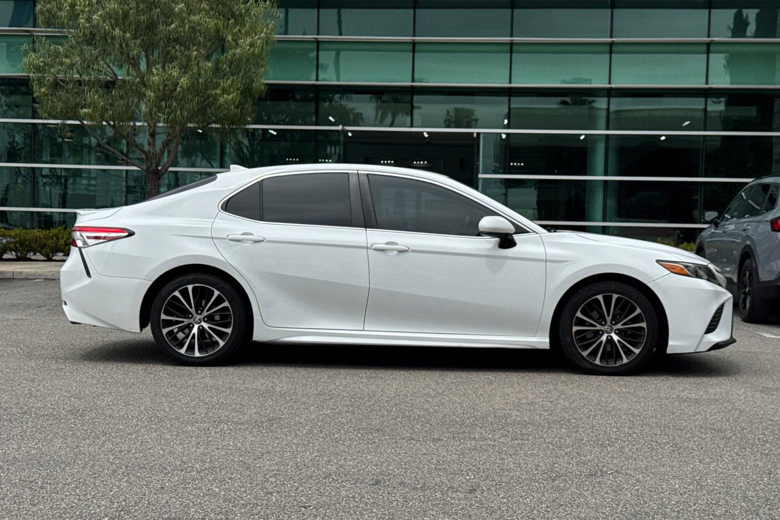 Used 2020 Toyota Camry SE w/ Carpet Mat Package FWD image 4