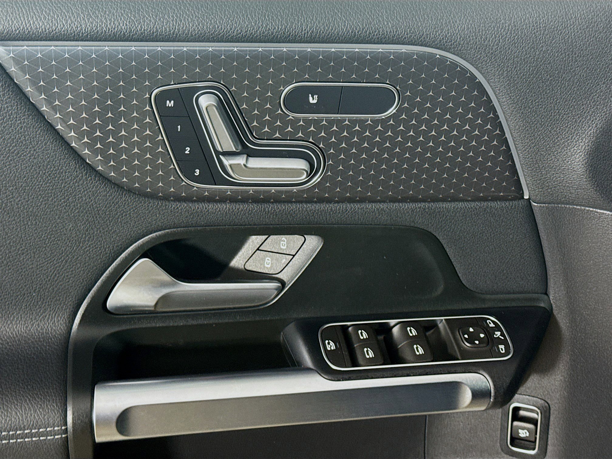 Used 2024 Mercedes-Benz EQB 300 4MATIC image 24