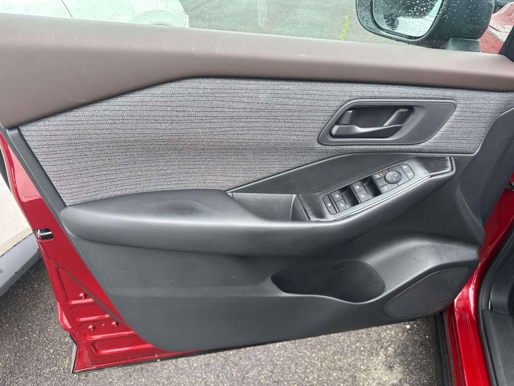 Used 2023 Nissan Rogue S AWD/4WD image 16