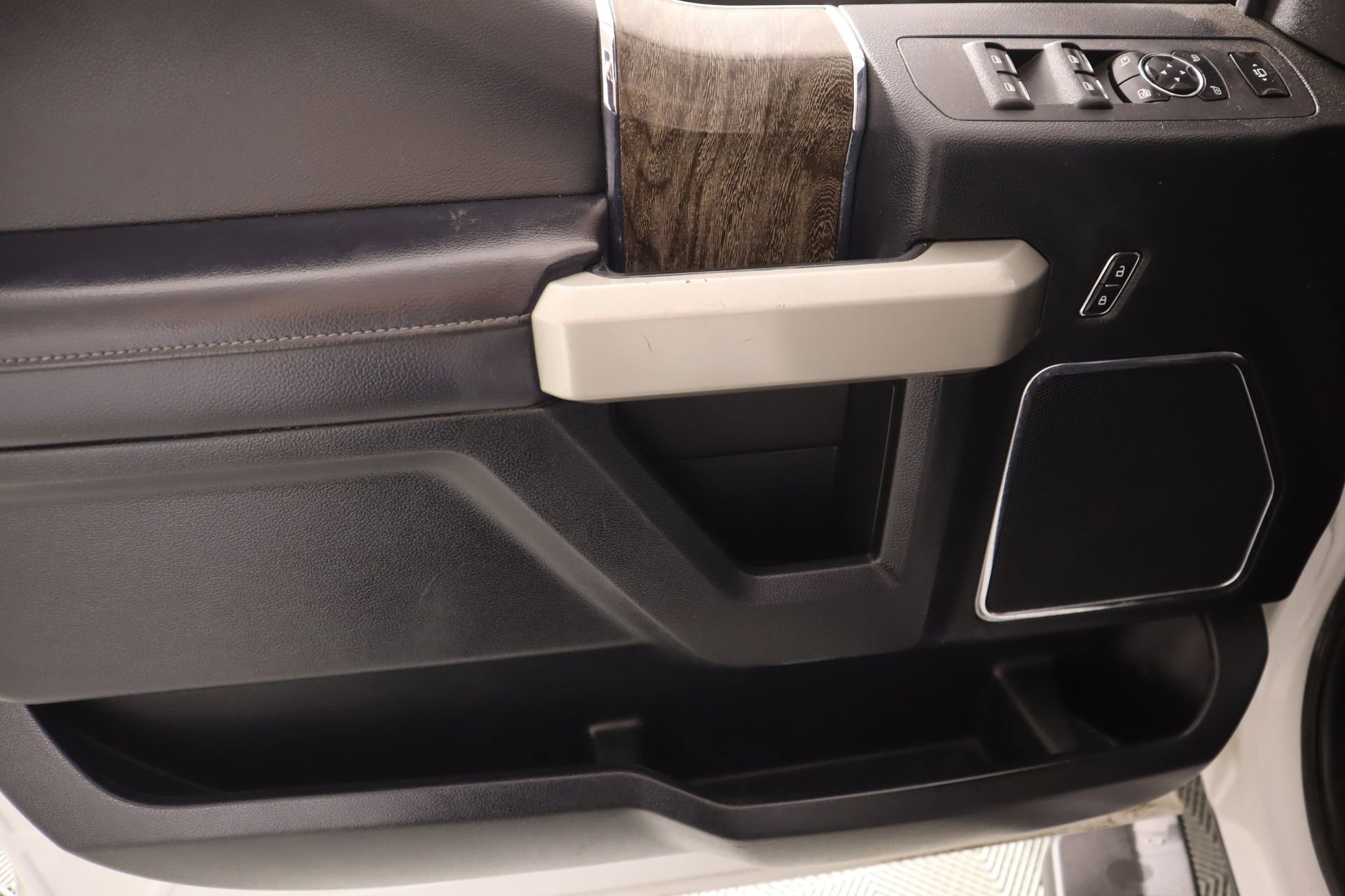 Used 2017 Ford F250 Lariat w/ Chrome Package image 15