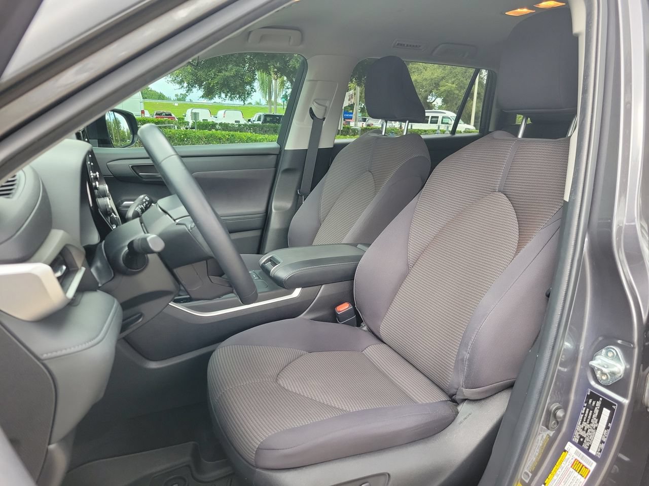 Used 2022 Toyota Highlander LE FWD image 17