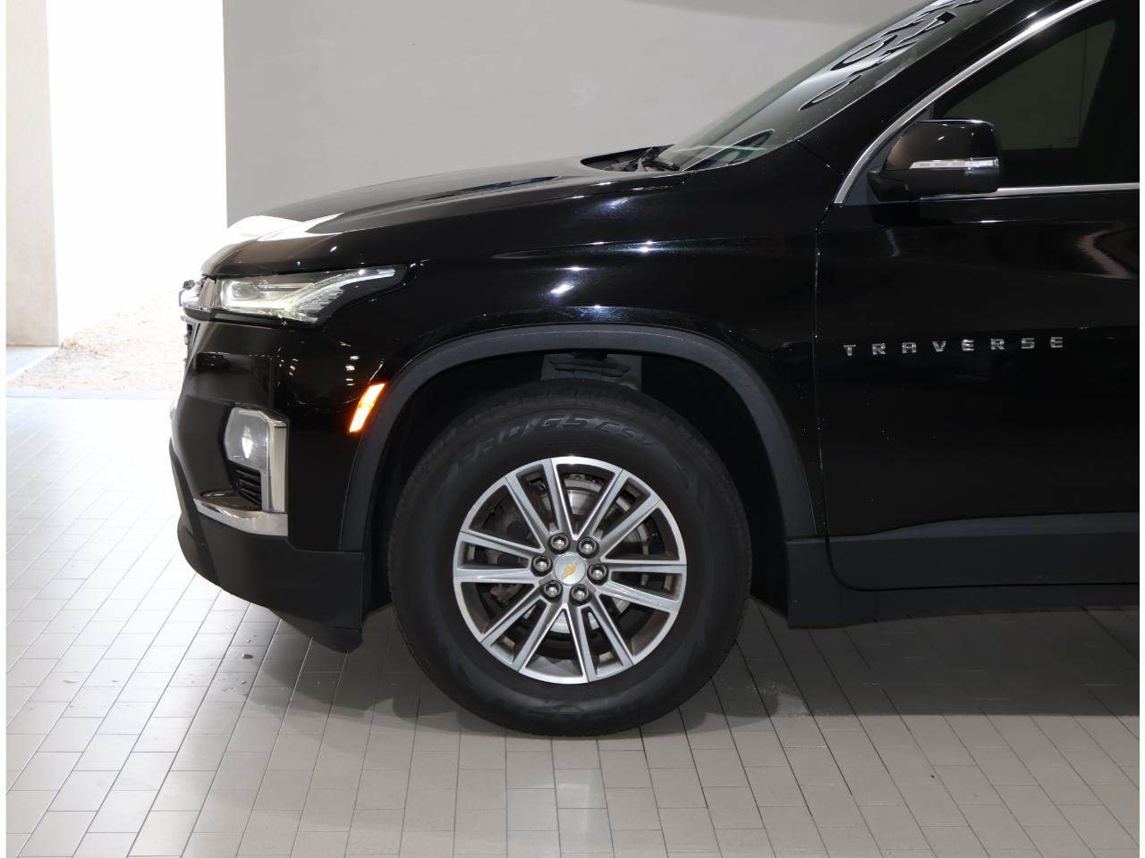 Used 2023 Chevrolet Traverse LT FWD image 4