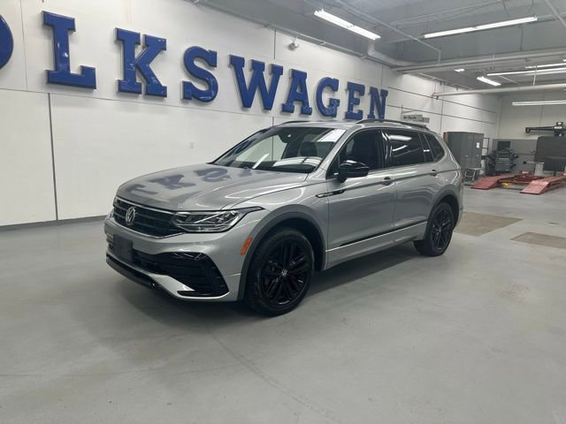 Certified 2022 Volkswagen Tiguan SE R-Line image 2