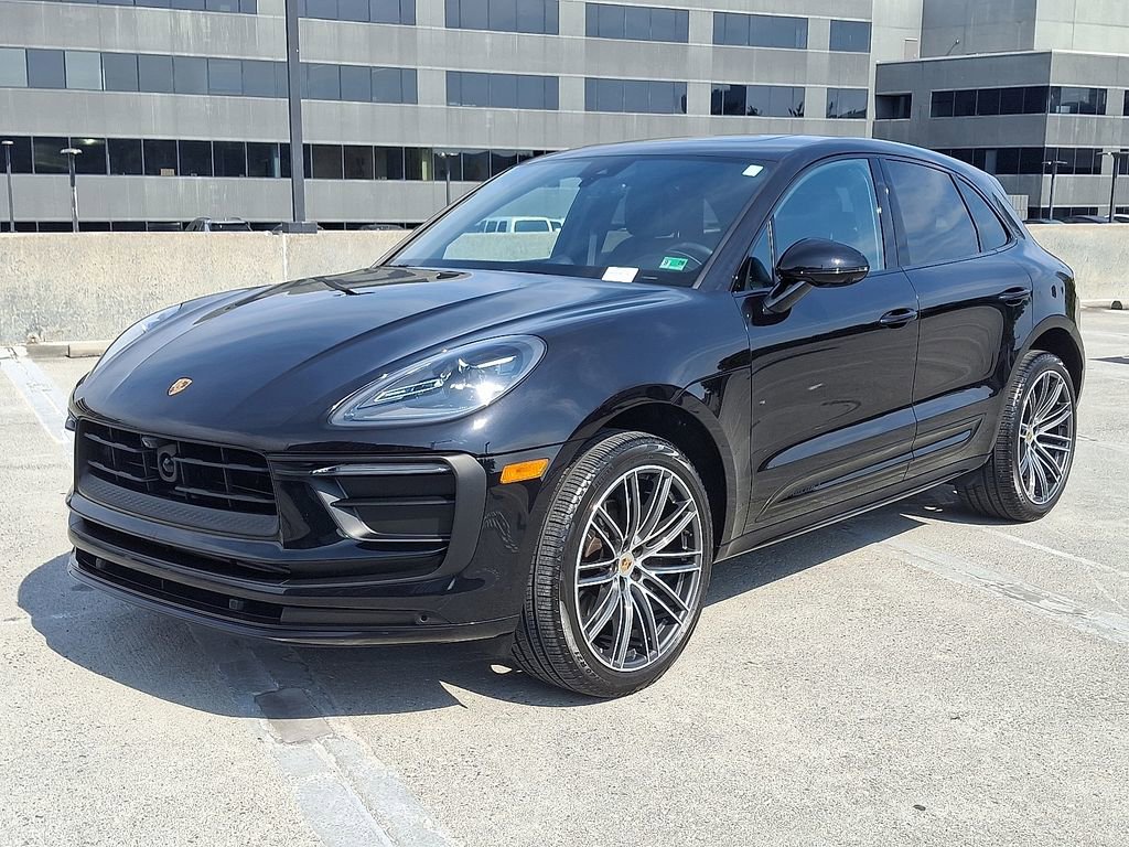 Certified 2025 Porsche Macan image 6