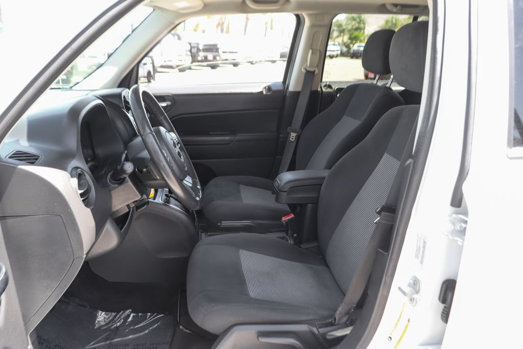 Used 2016 Jeep Patriot Latitude w/ Sun/Sound Group FWD image 18