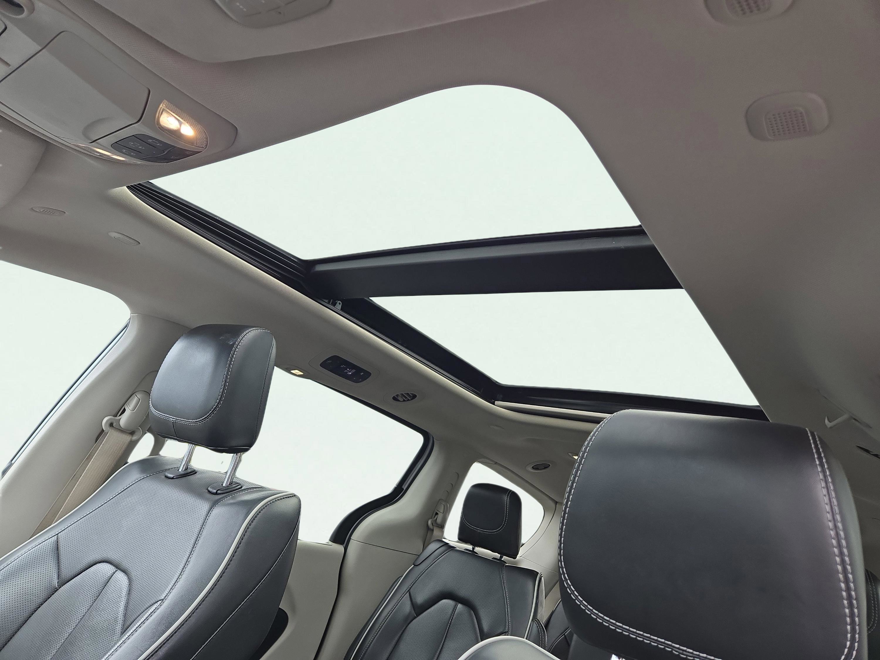 Used 2024 Chrysler Pacifica Limited image 22