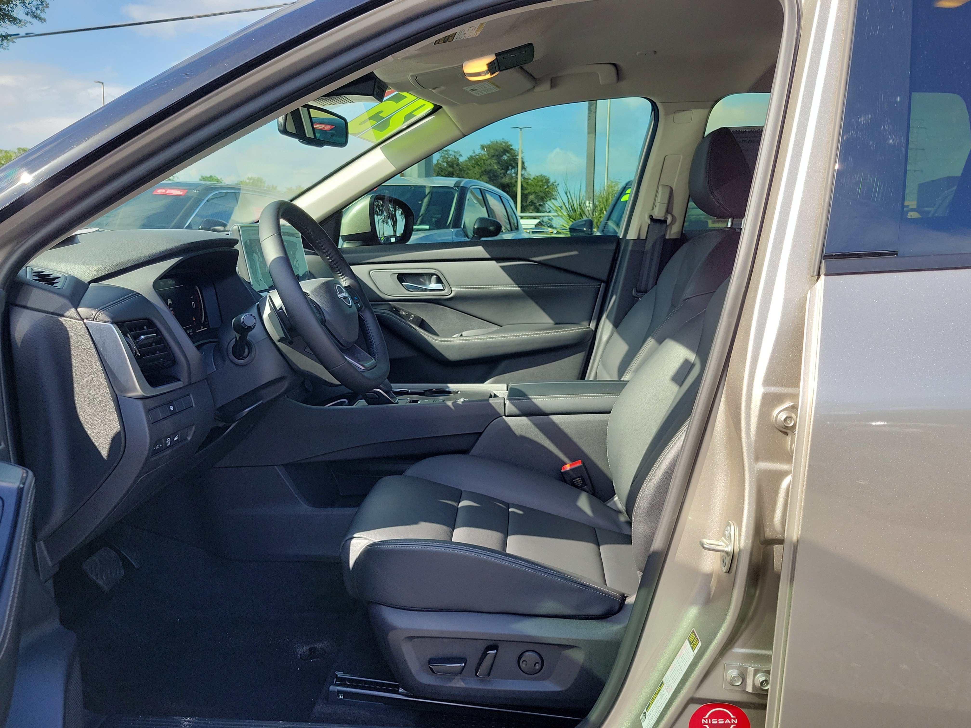Certified 2025 Nissan Rogue SL FWD image 19