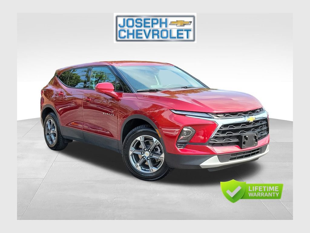 Used 2025 Chevrolet Blazer LT AWD/4WD image 1