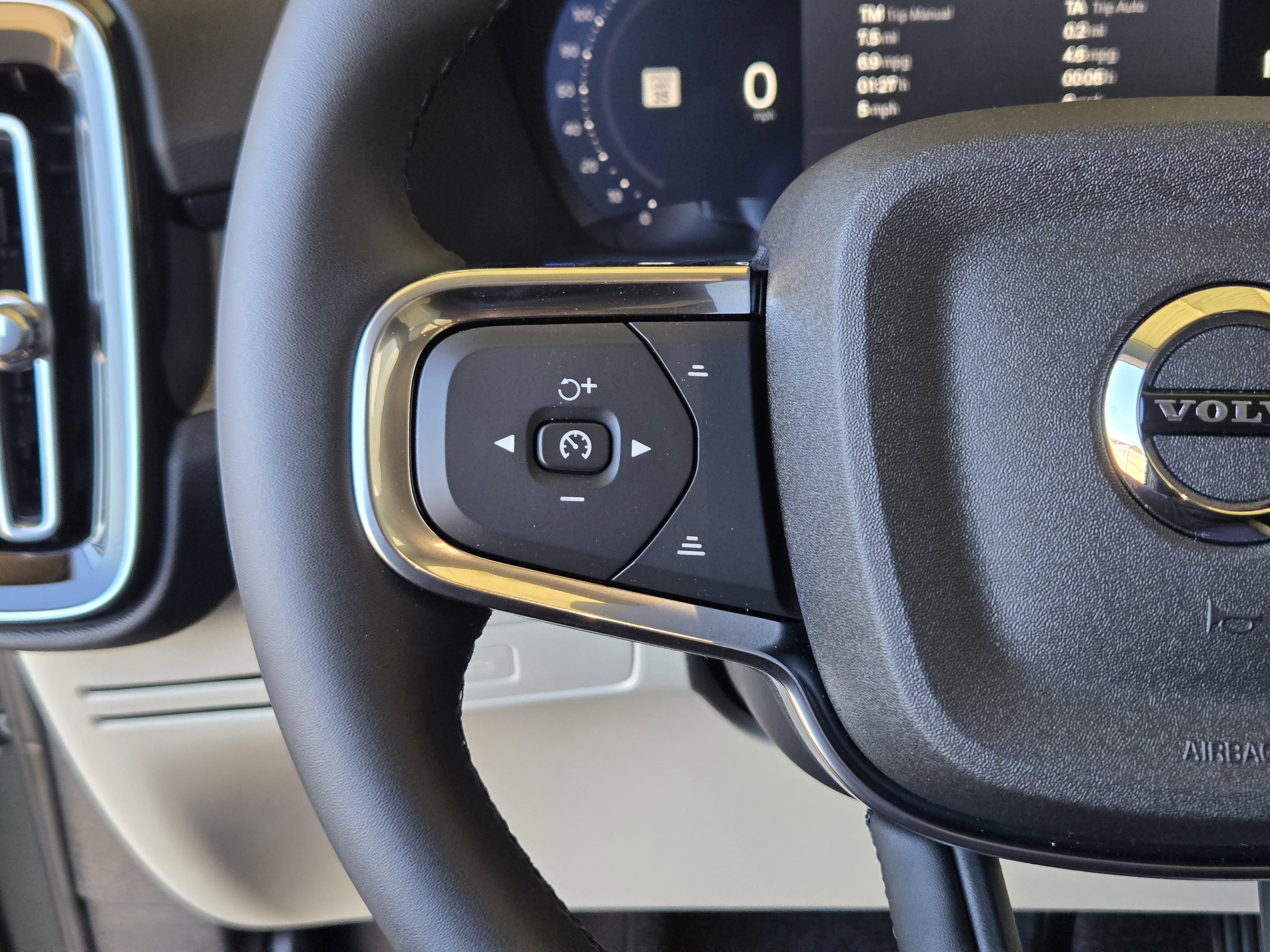 New 2026 Volvo XC40 B5 Ultra w/ Protection Package Premier image 29