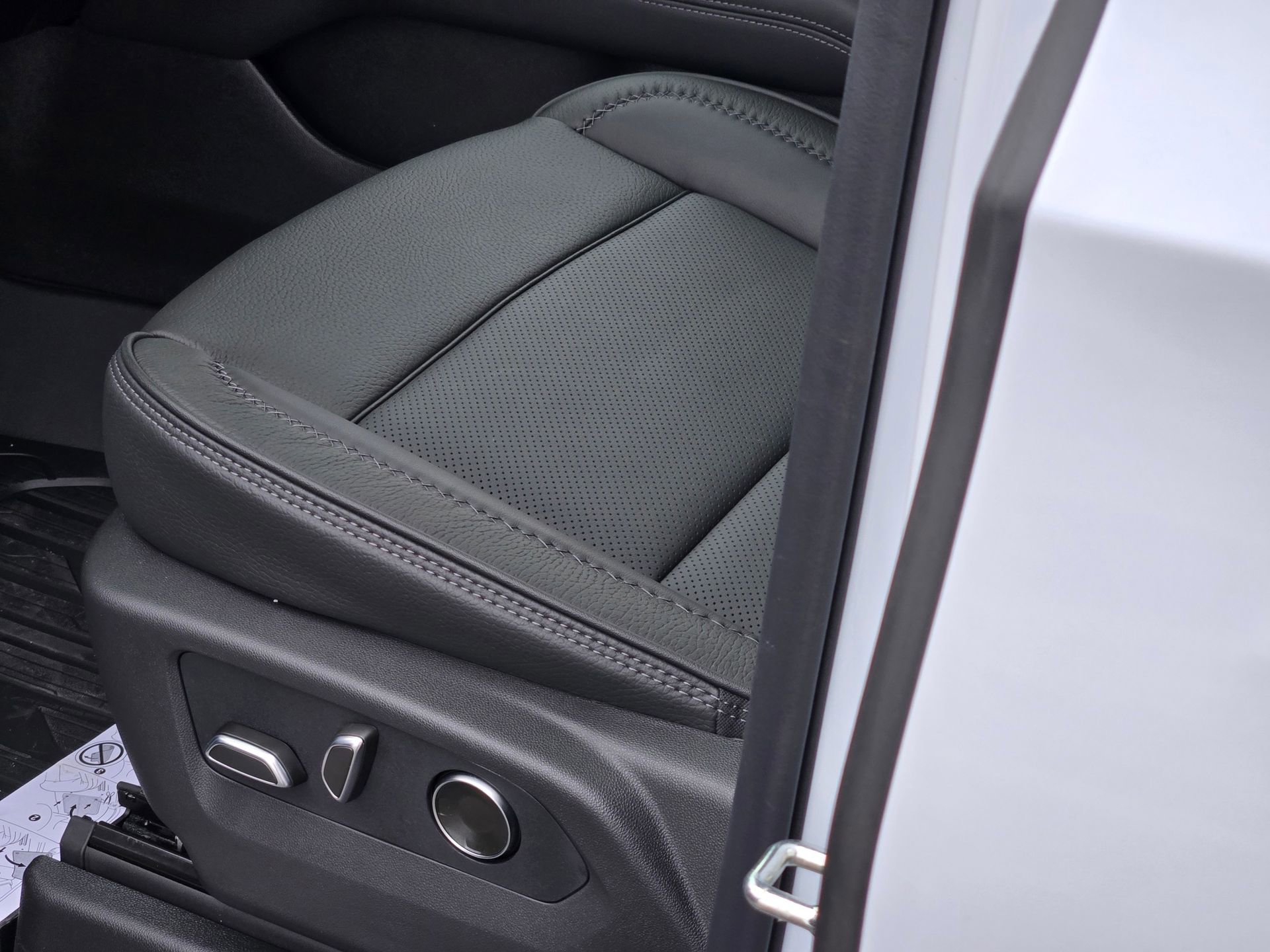 New 2026 GMC Yukon Denali w/ Denali Reserve Package AWD/4WD image 8