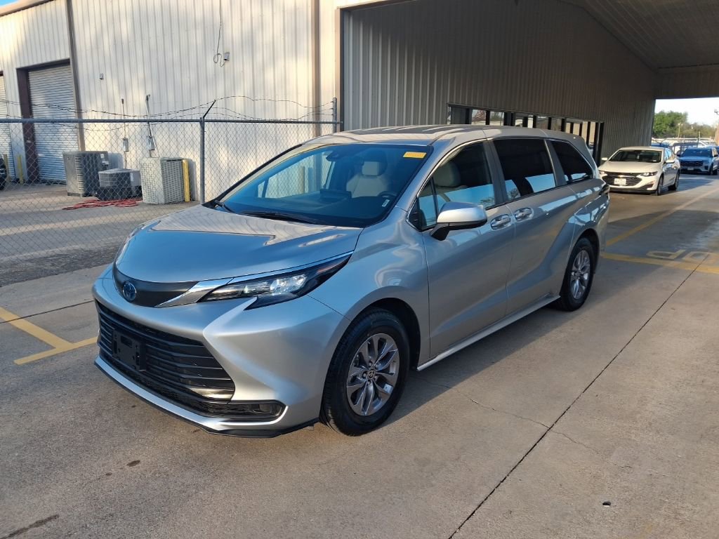 Used 2025 Toyota Sienna LE image 1
