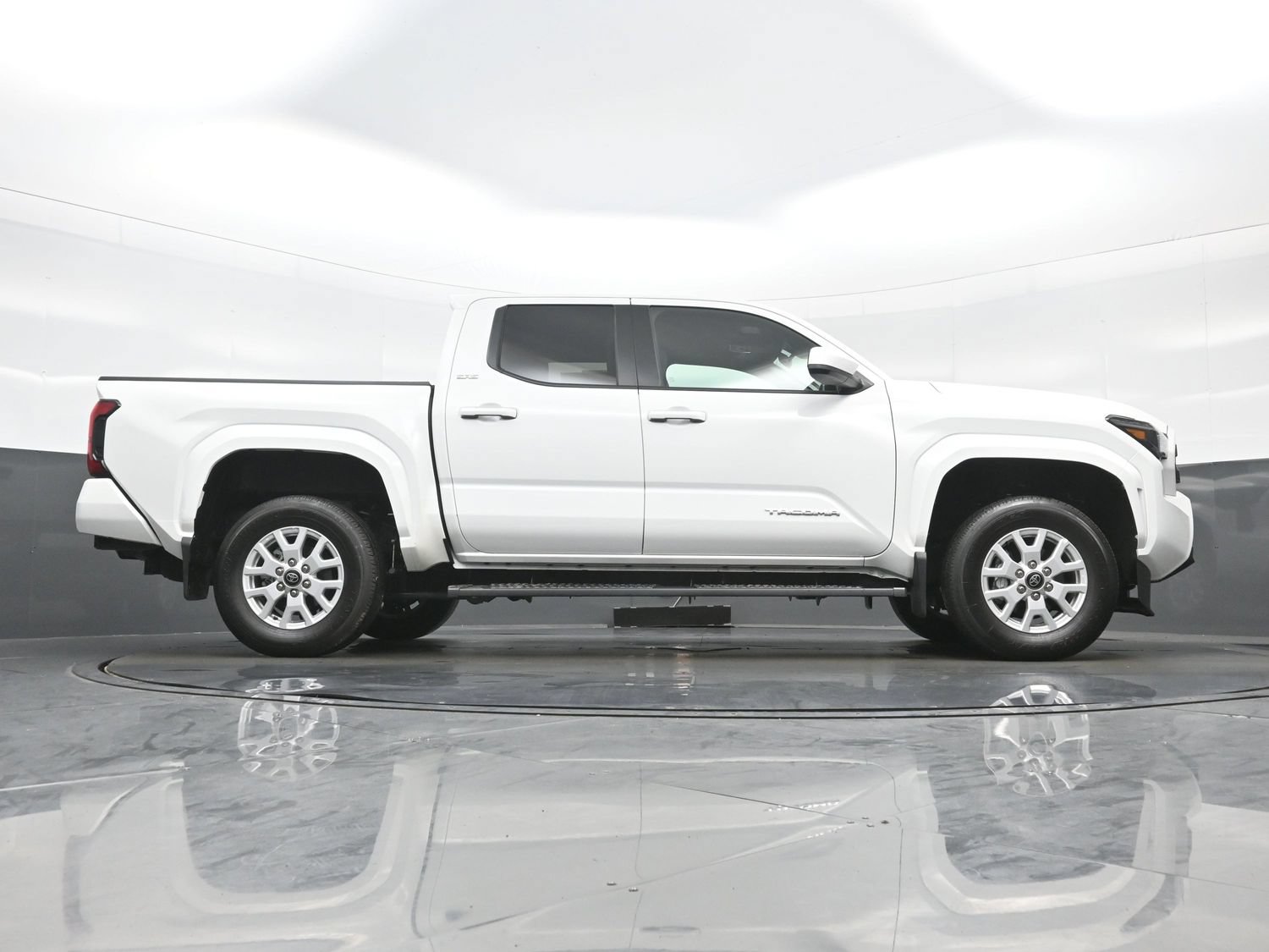 Used 2025 Toyota Tacoma SR5 AWD/4WD image 33