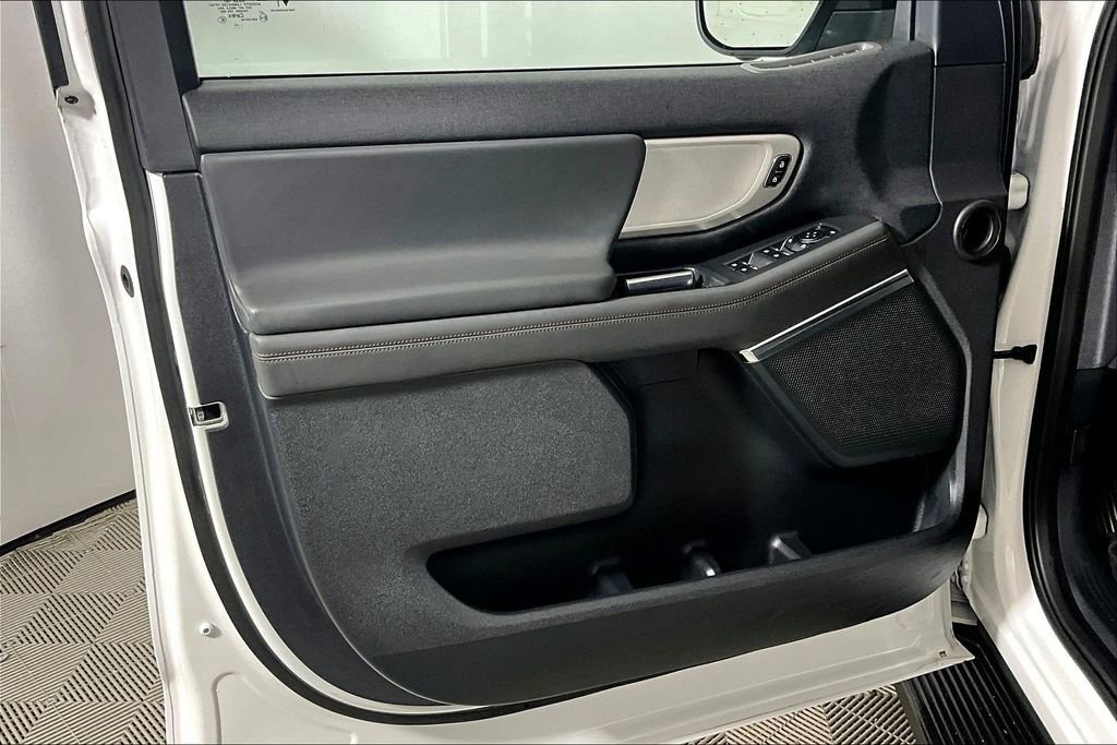 Certified 2025 Ford Expedition Active AWD/4WD image 18