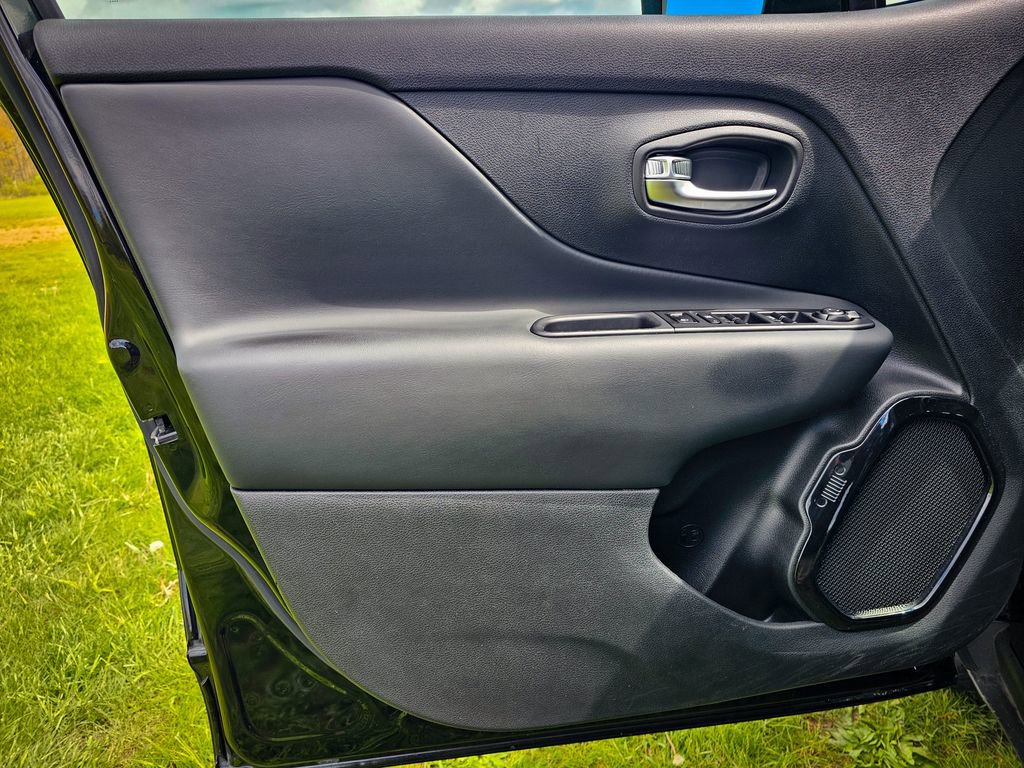 Certified 2022 Jeep Renegade Altitude w/ Convenience Group AWD/4WD image 9