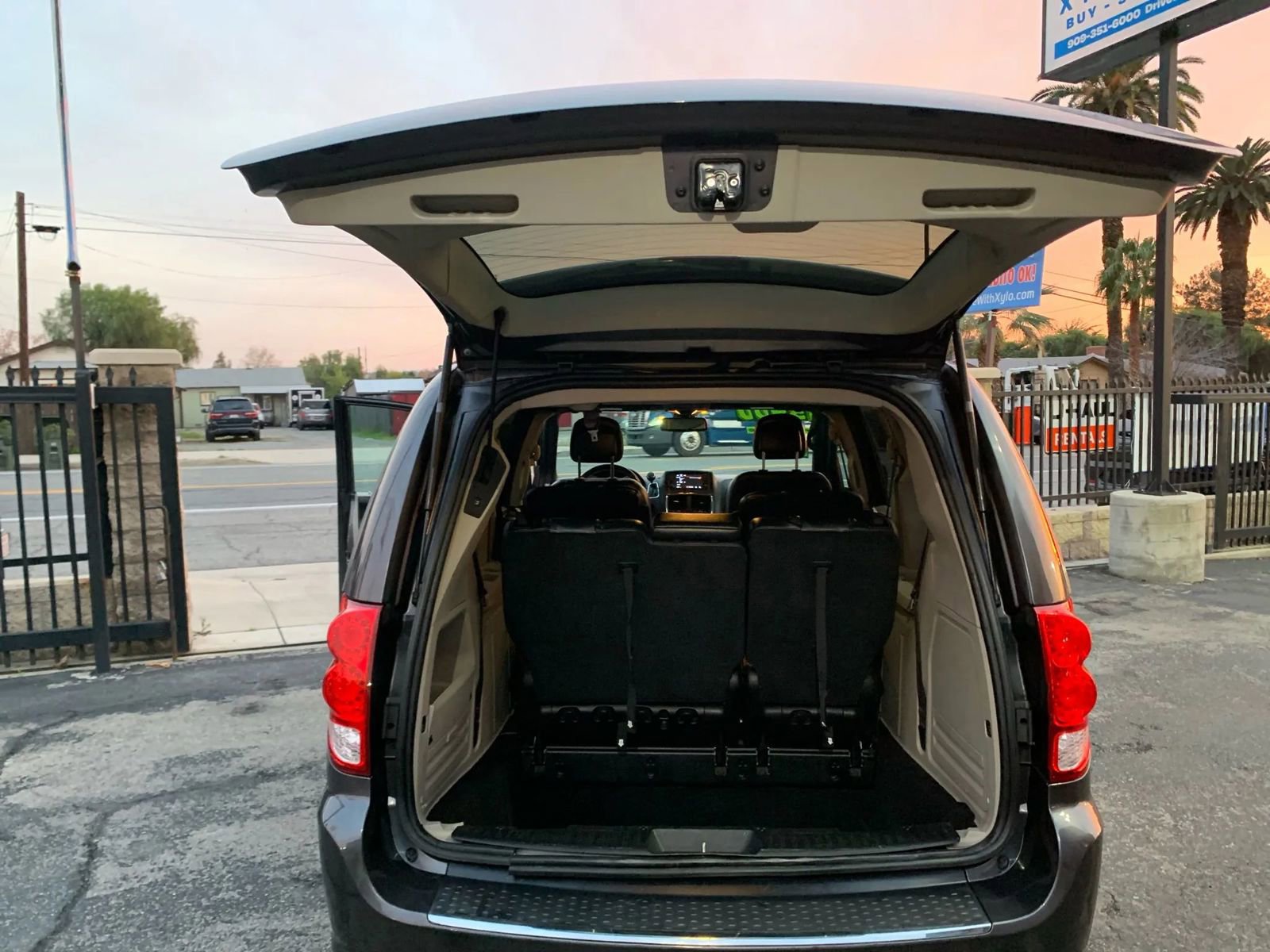 Used 2019 Dodge Grand Caravan SXT image 11