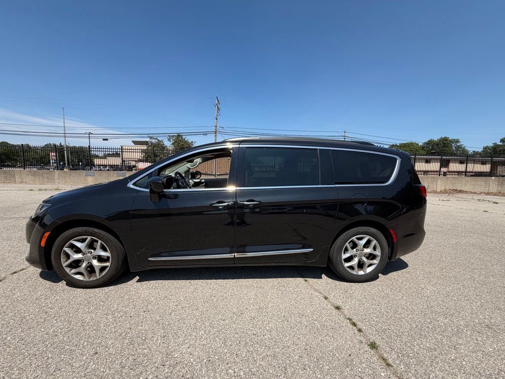 Used 2017 Chrysler Pacifica Touring-L w/ Tire & Wheel Group FWD image 5