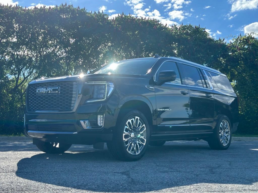 Used 2023 GMC Yukon XL Denali Ultimate AWD/4WD image 3