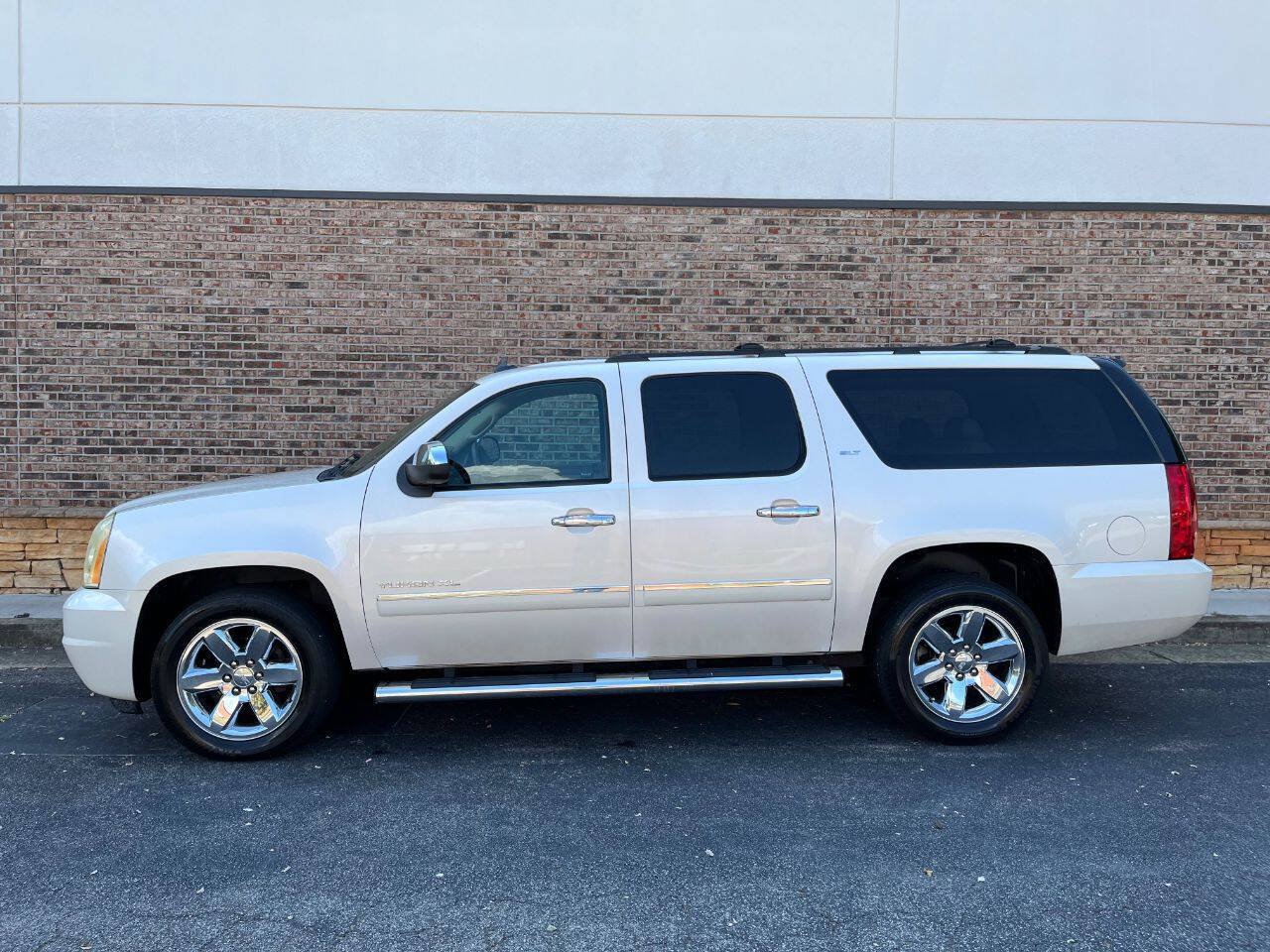 Used 2012 GMC Yukon XL SLT RWD image 2