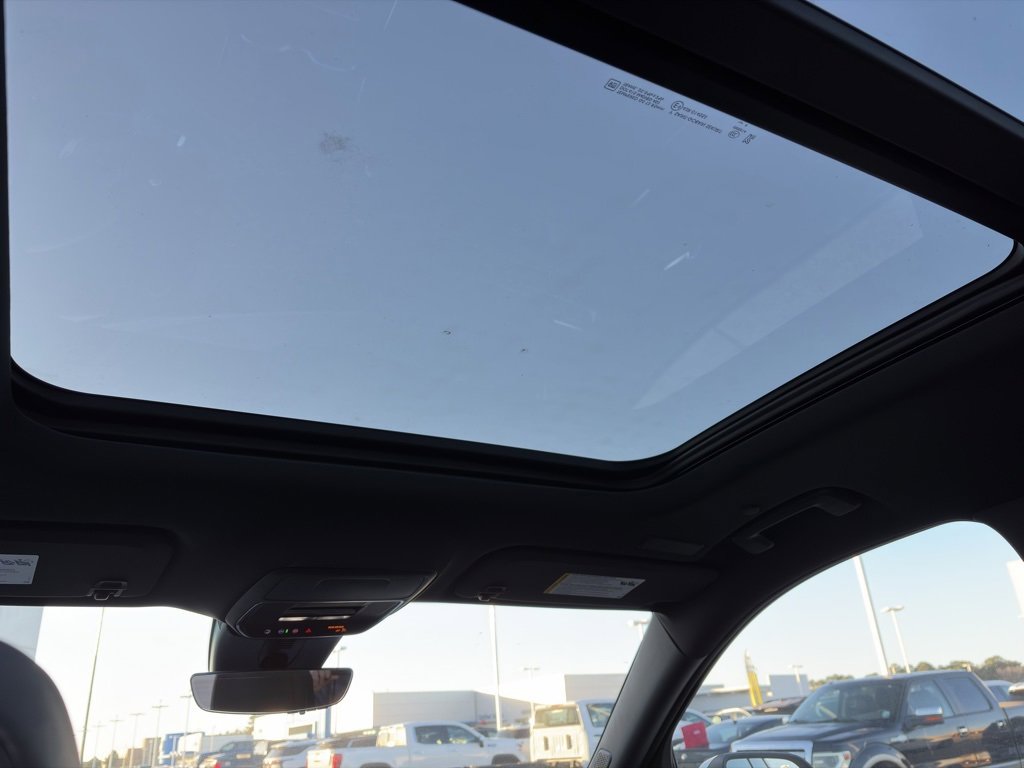 Used 2025 Chevrolet Traverse RS image 15