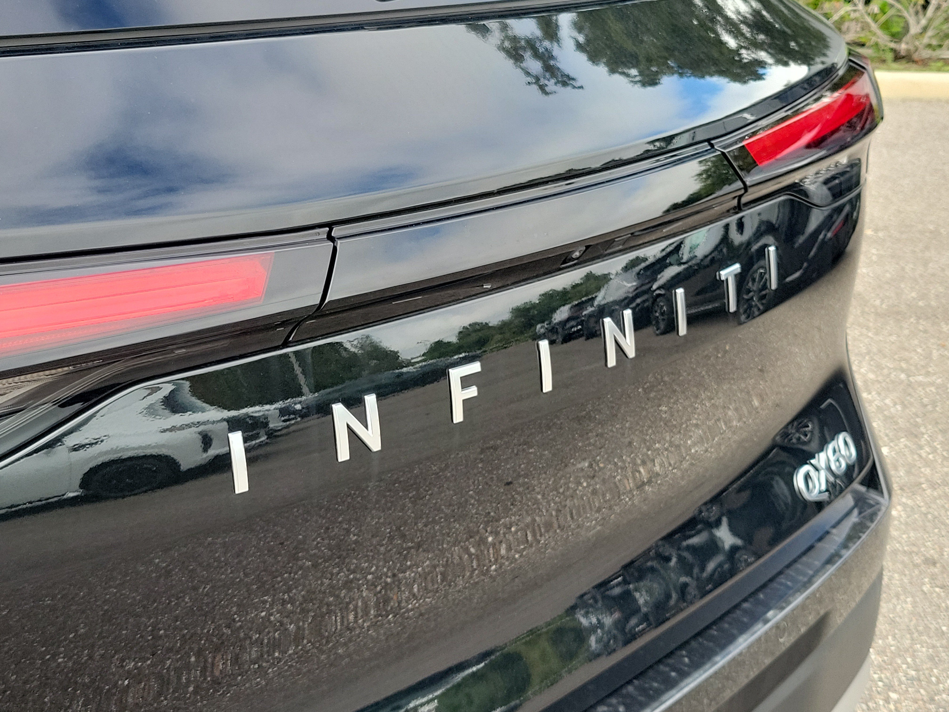 New 2027 INFINITI QX60 Luxe w/ Family Package FWD image 10