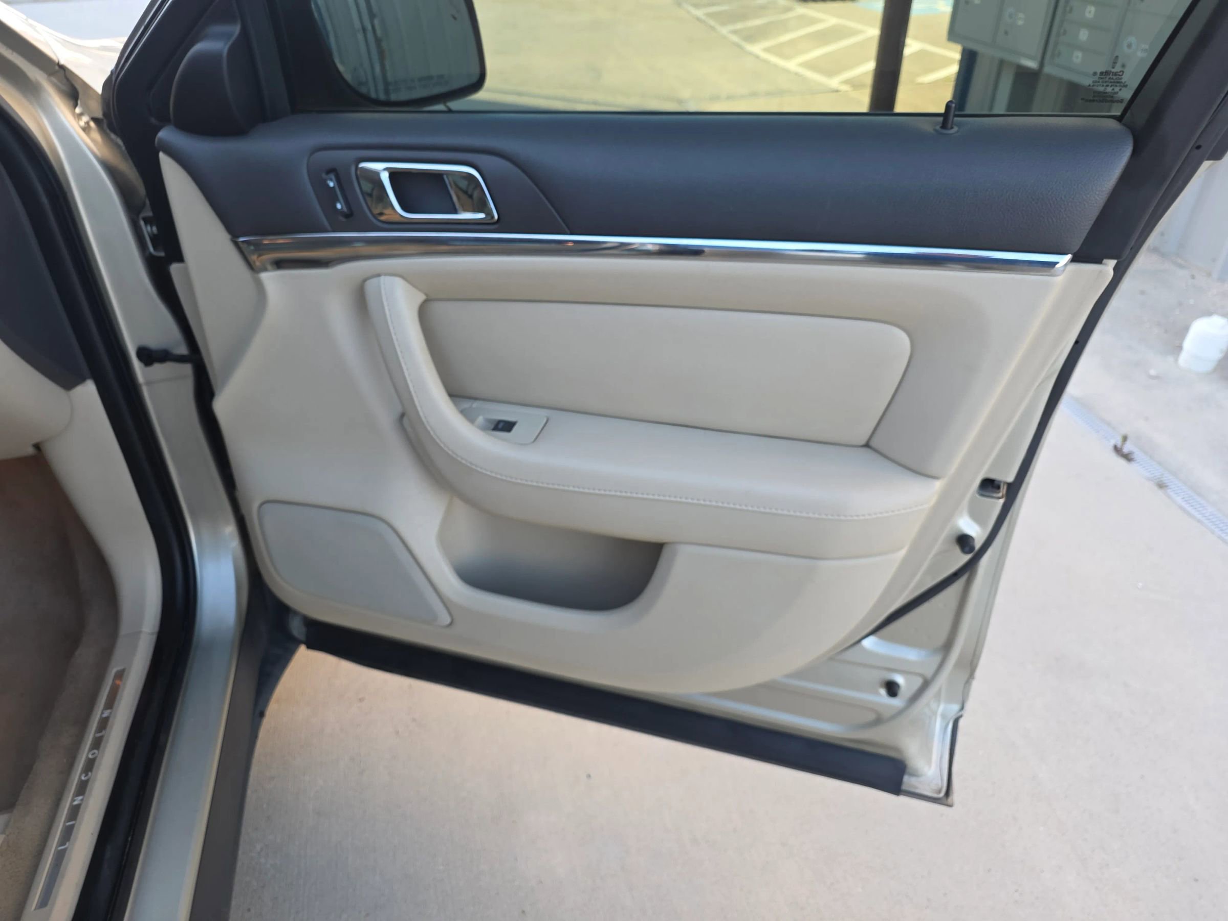Used 2010 Lincoln MKS Sedan 4D image 26