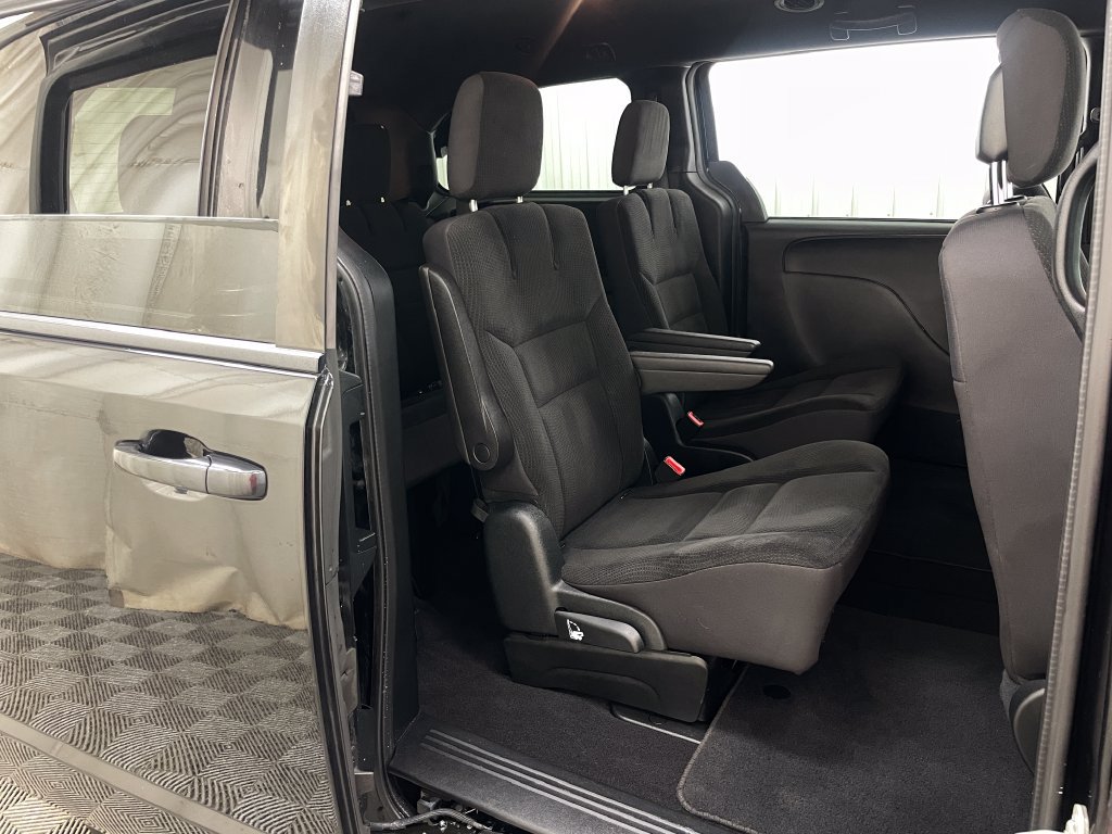 Used 2018 Dodge Grand Caravan SE FWD image 38