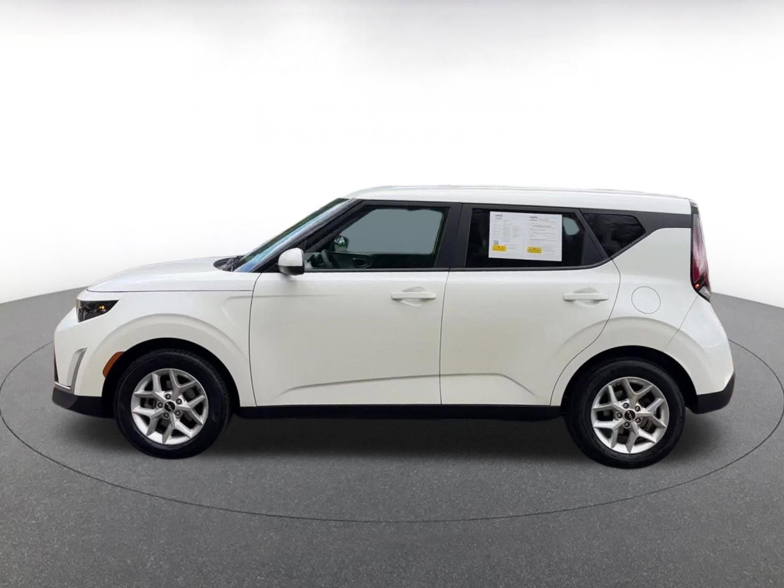 Used 2025 Kia Soul LX w/ LX Technology Package FWD image 9
