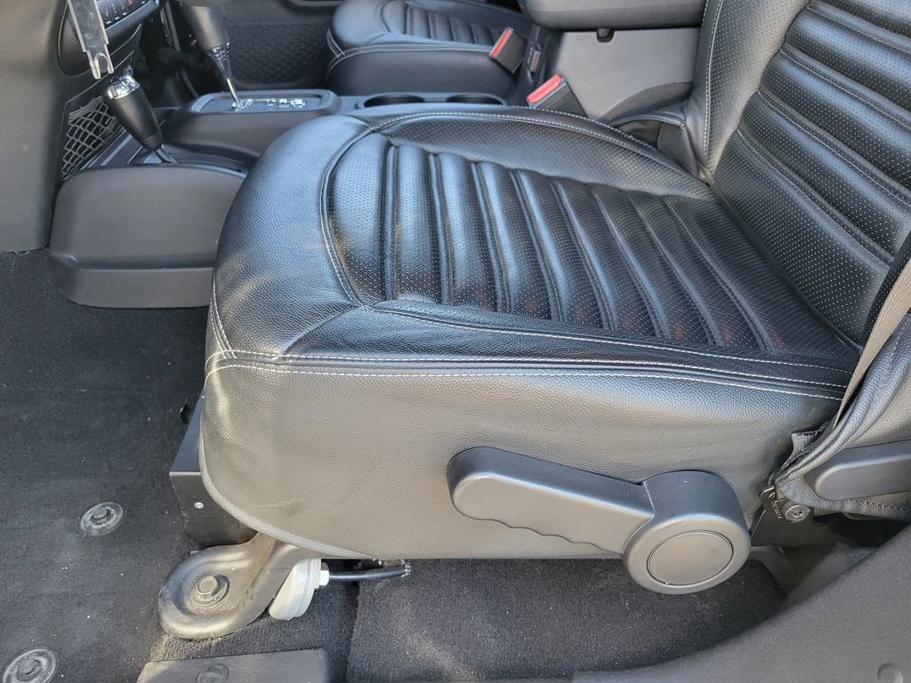 Used 2016 Jeep Wrangler Unlimited Rubicon w/ Connectivity Group image 14