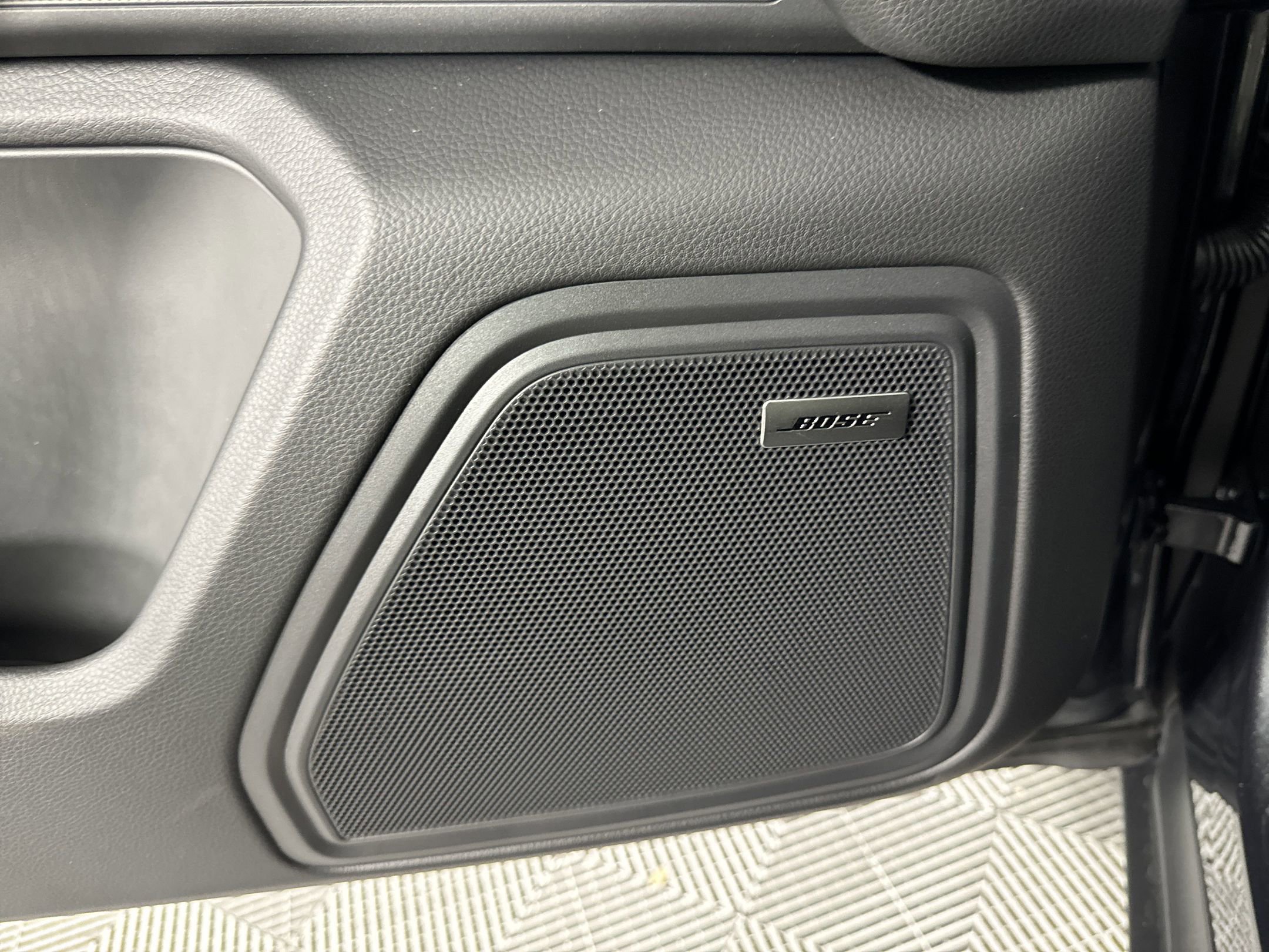 Certified 2025 Porsche Macan image 14