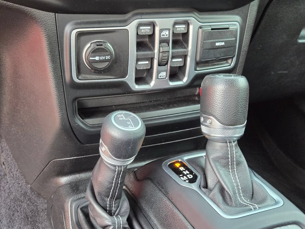 Used 2018 Jeep Wrangler Unlimited Sahara AWD/4WD image 28