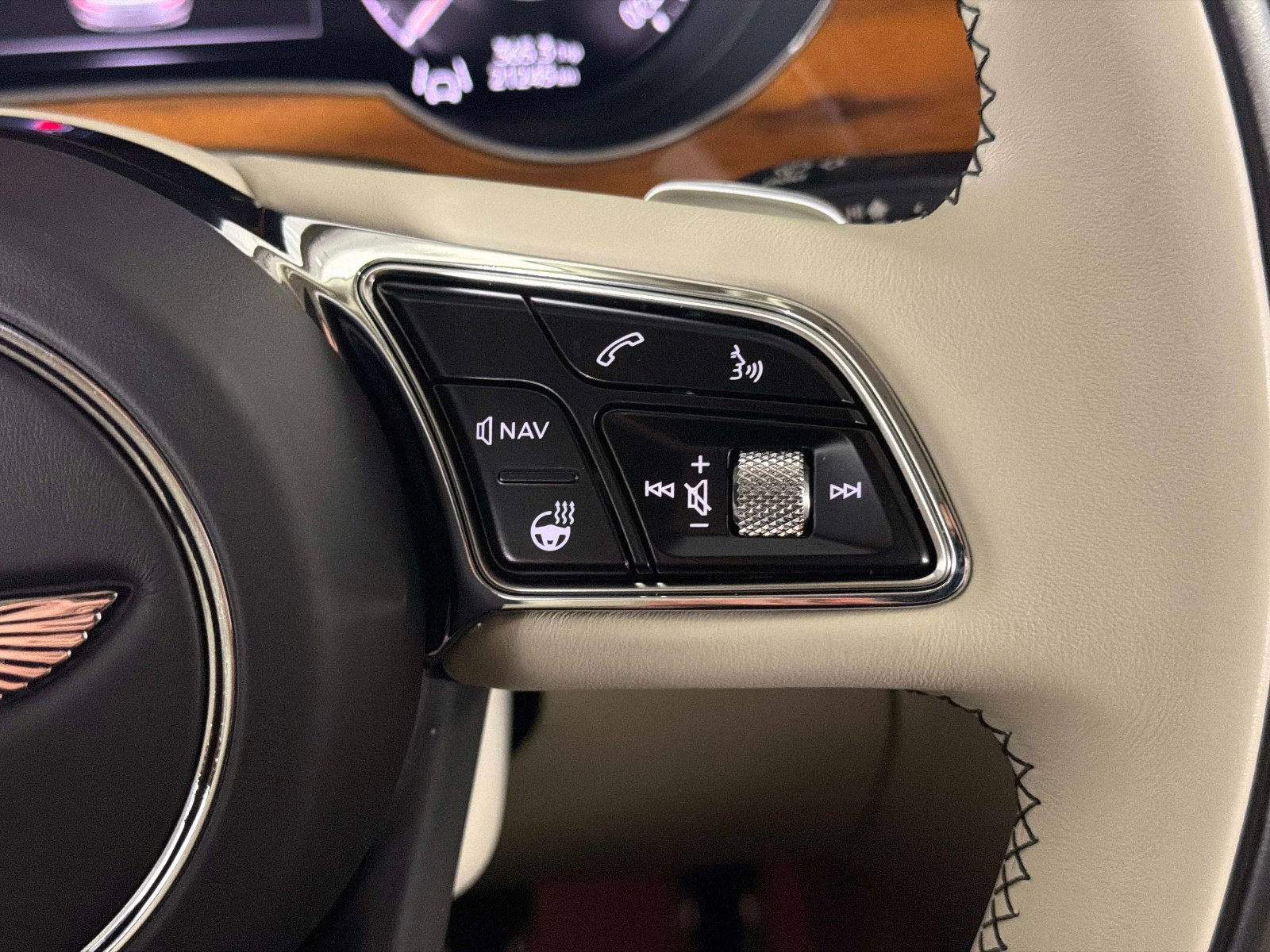 Used 2024 Bentley Bentayga Plug-In Hybrid image 48