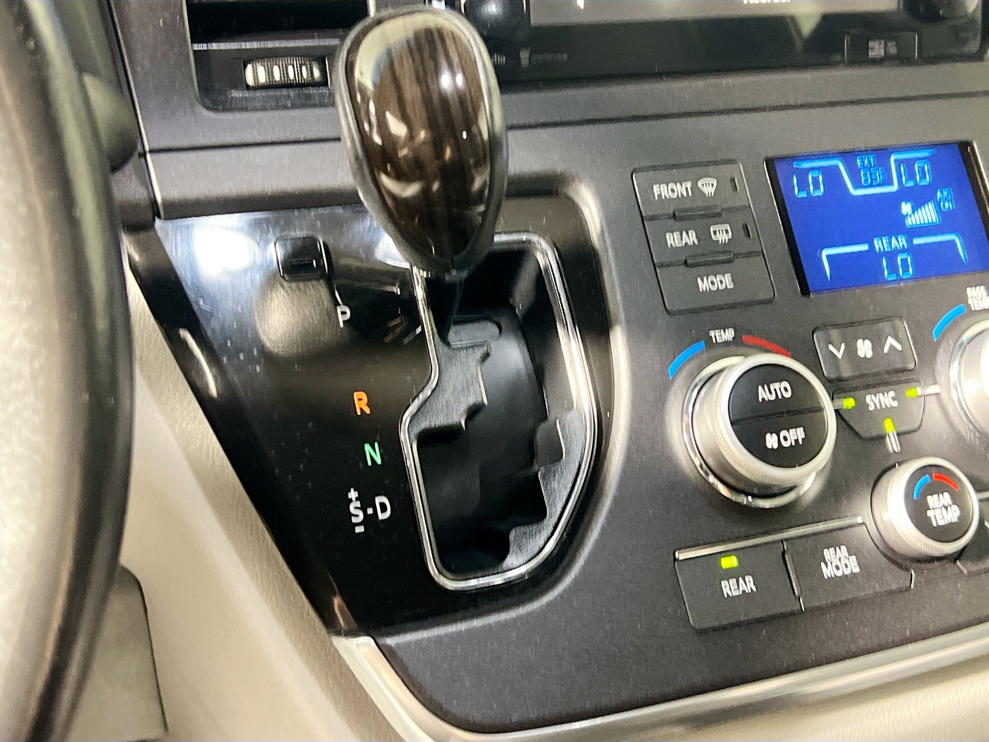 Used 2015 Toyota Sienna XLE w/ XLE Navigation Package FWD image 24