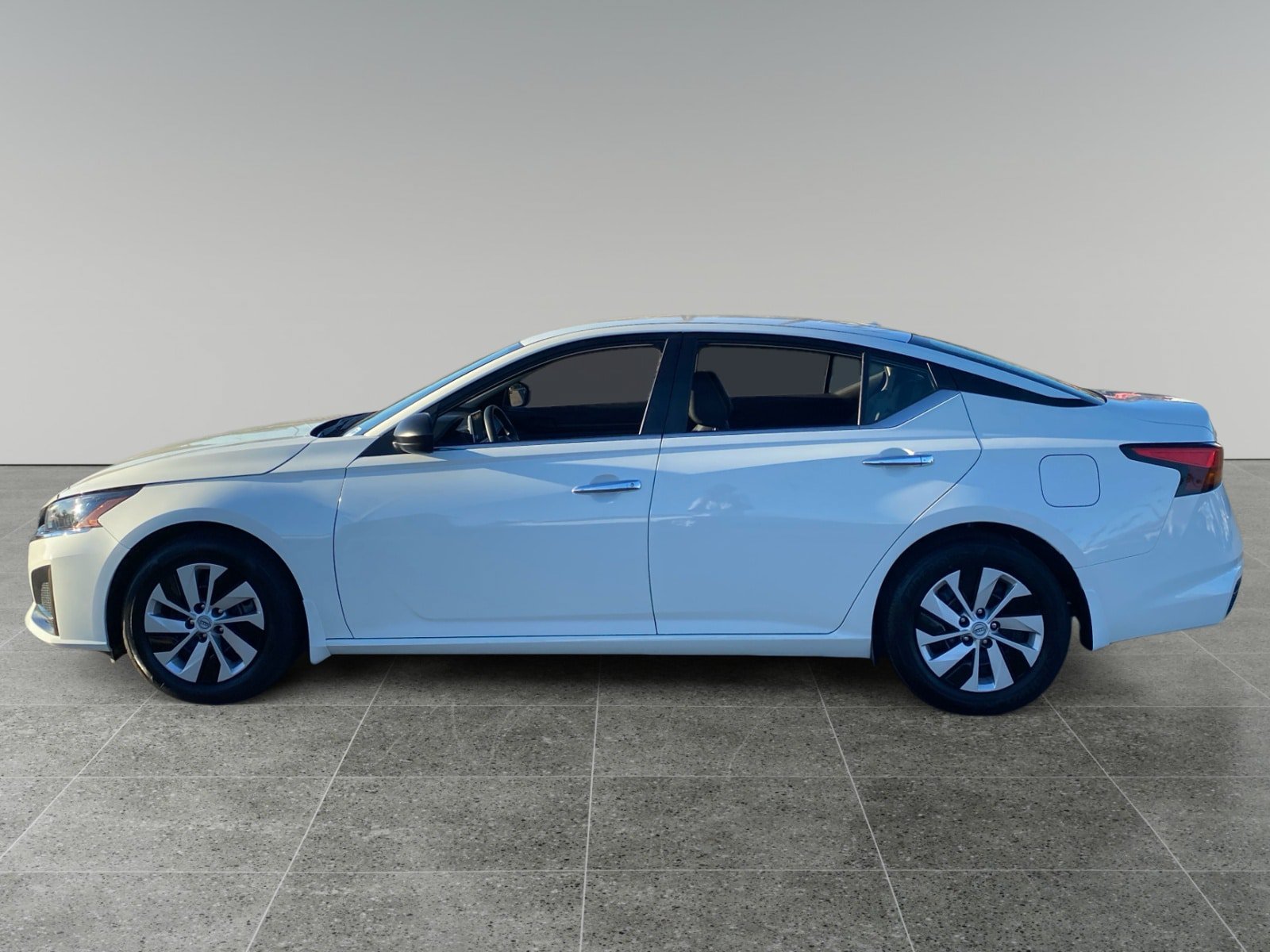 Used 2025 Nissan Altima 2.5 S FWD image 2