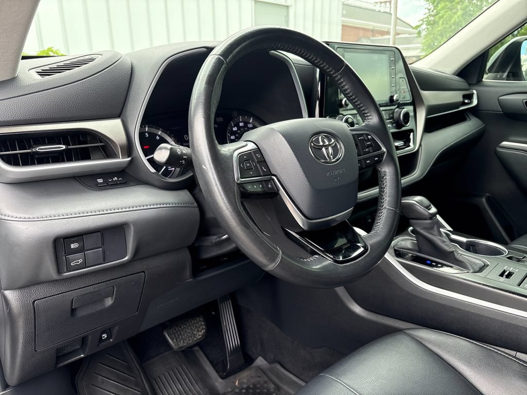 Used 2020 Toyota Highlander XLE AWD/4WD image 11