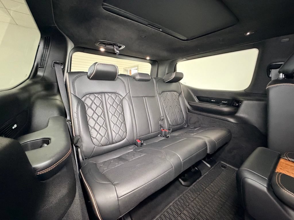 Used 2025 Jeep Grand Wagoneer Series III w/ Rear-Seat Entertainment Group AWD/4WD image 8