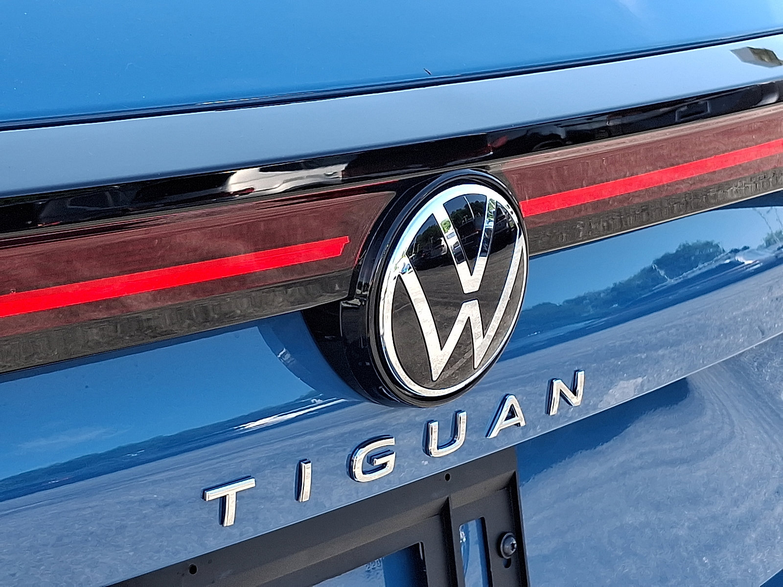 New 2025 Volkswagen Tiguan SE image 12