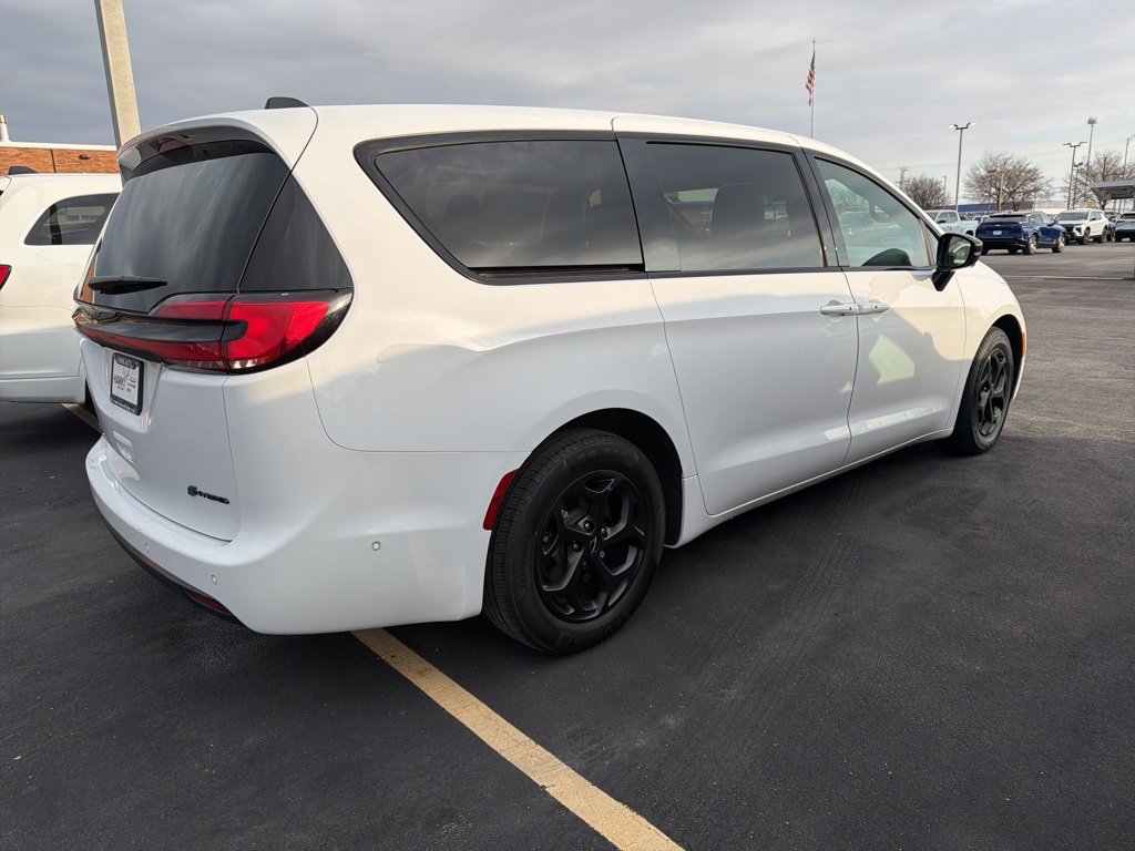Used 2024 Chrysler Pacifica Select image 5