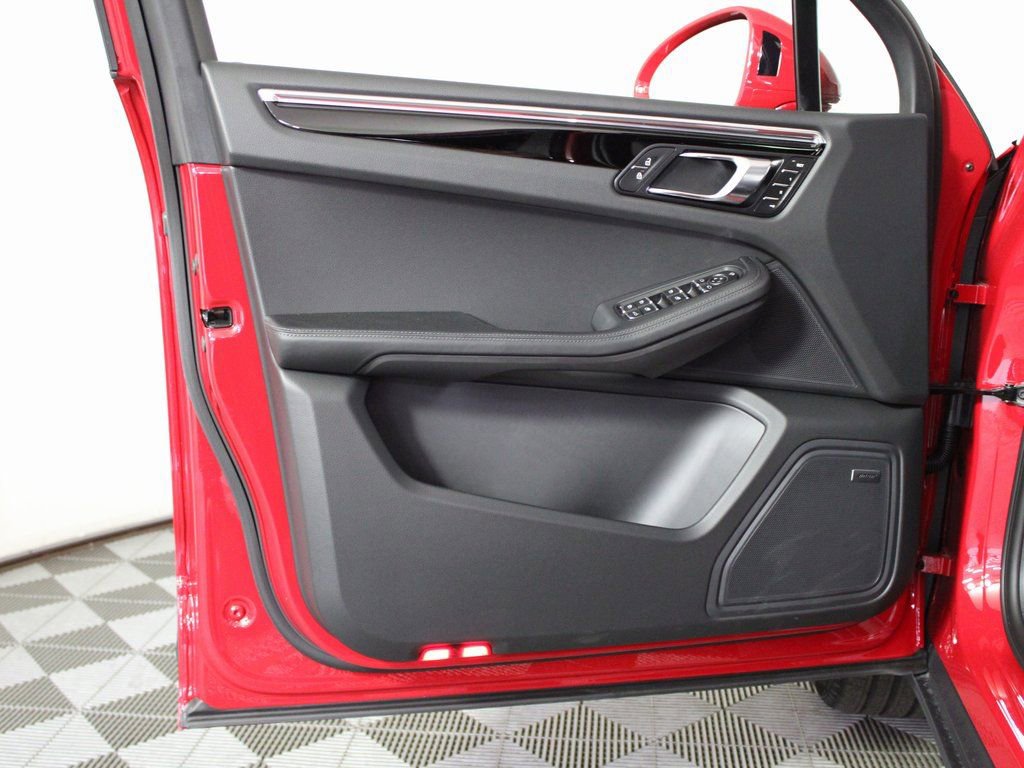 Certified 2025 Porsche Macan image 15
