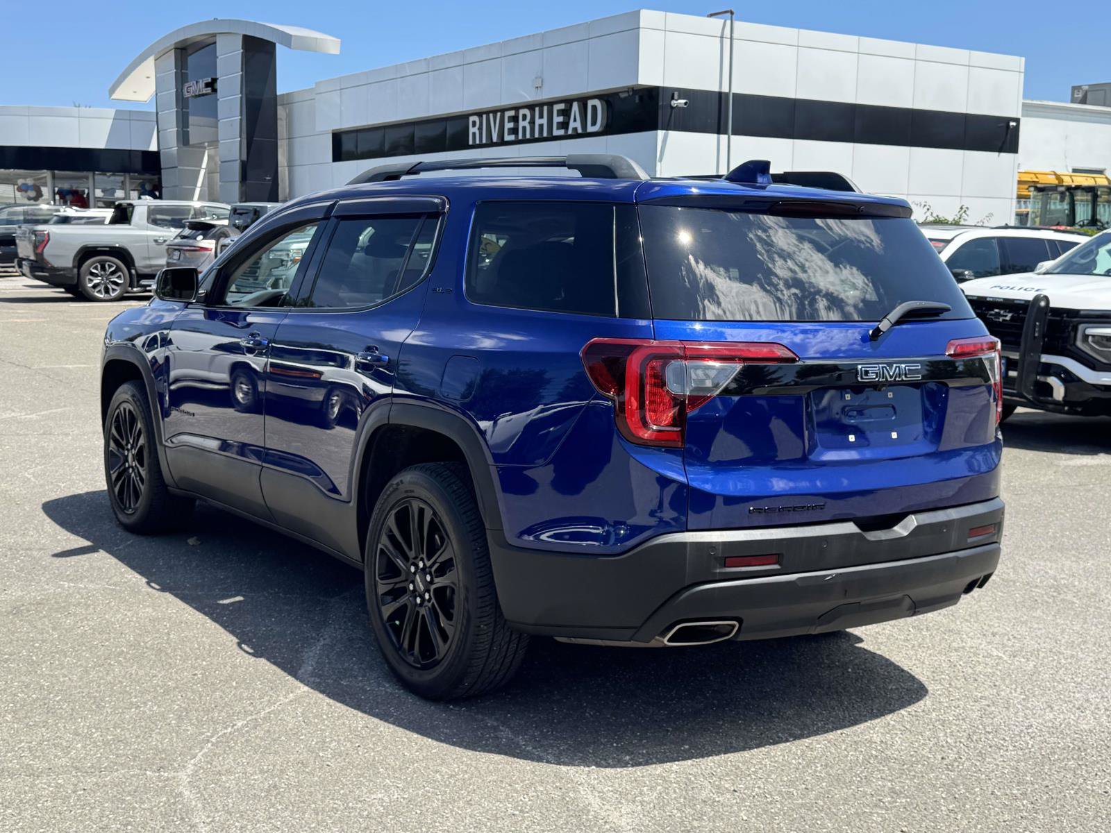 Used 2023 GMC Acadia SLE w/ Driver Convenience Package FWD image 5