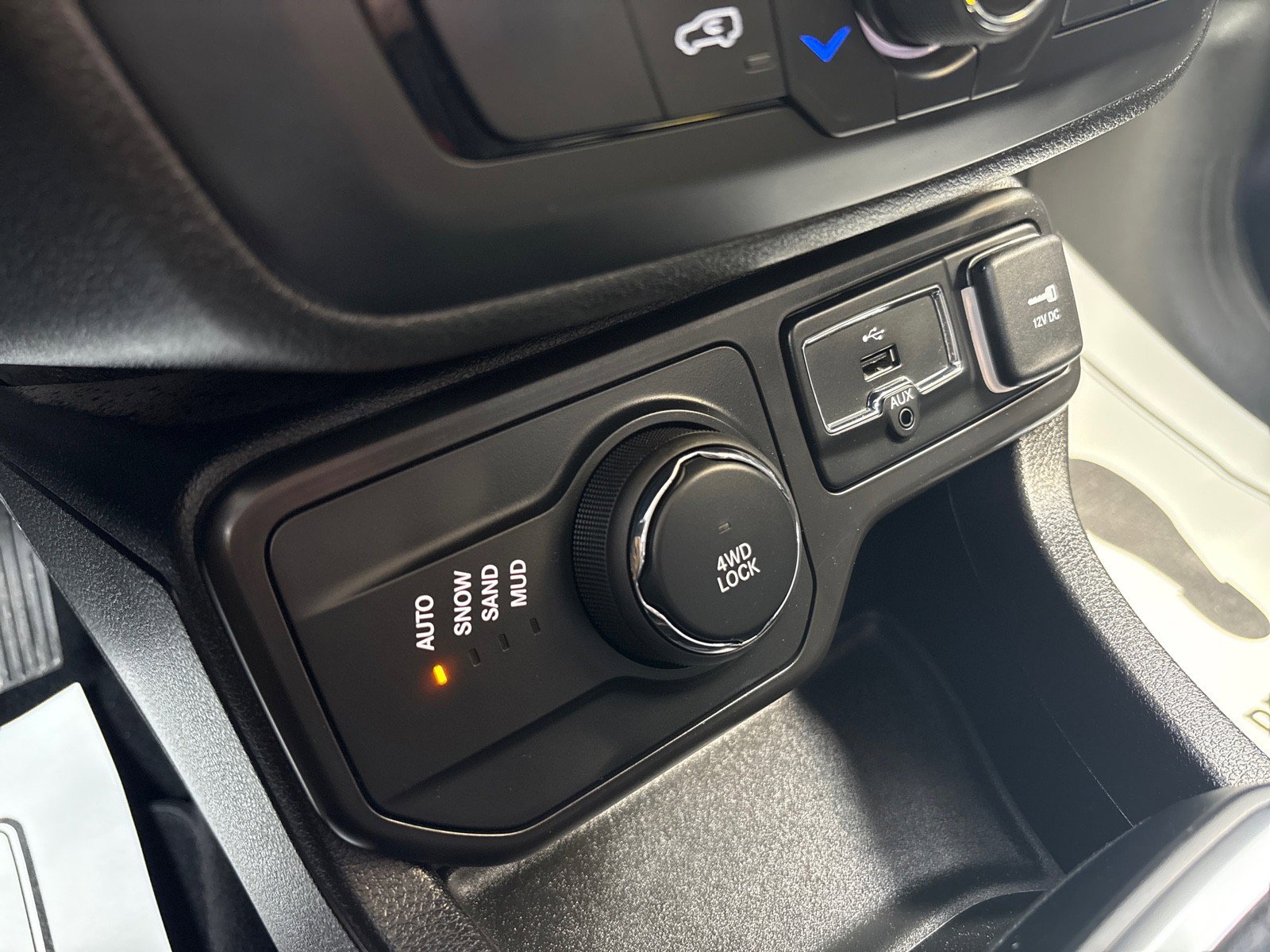 Used 2019 Jeep Renegade Latitude AWD/4WD image 18