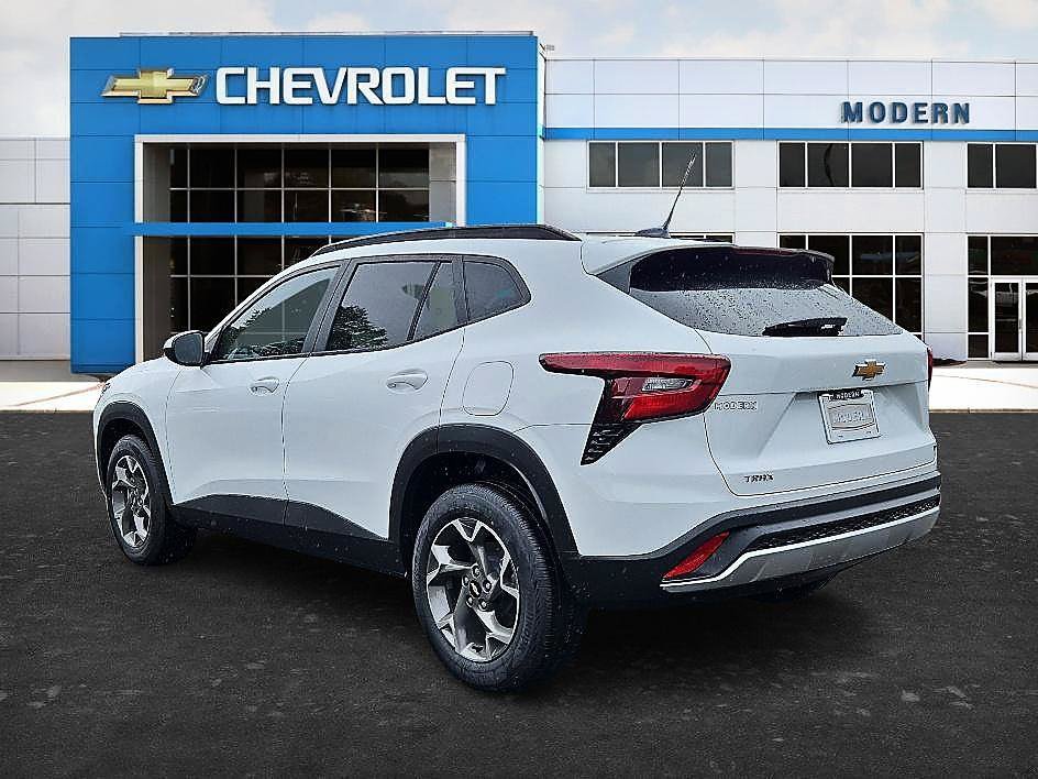 Used 2026 Chevrolet Trax LT FWD image 3