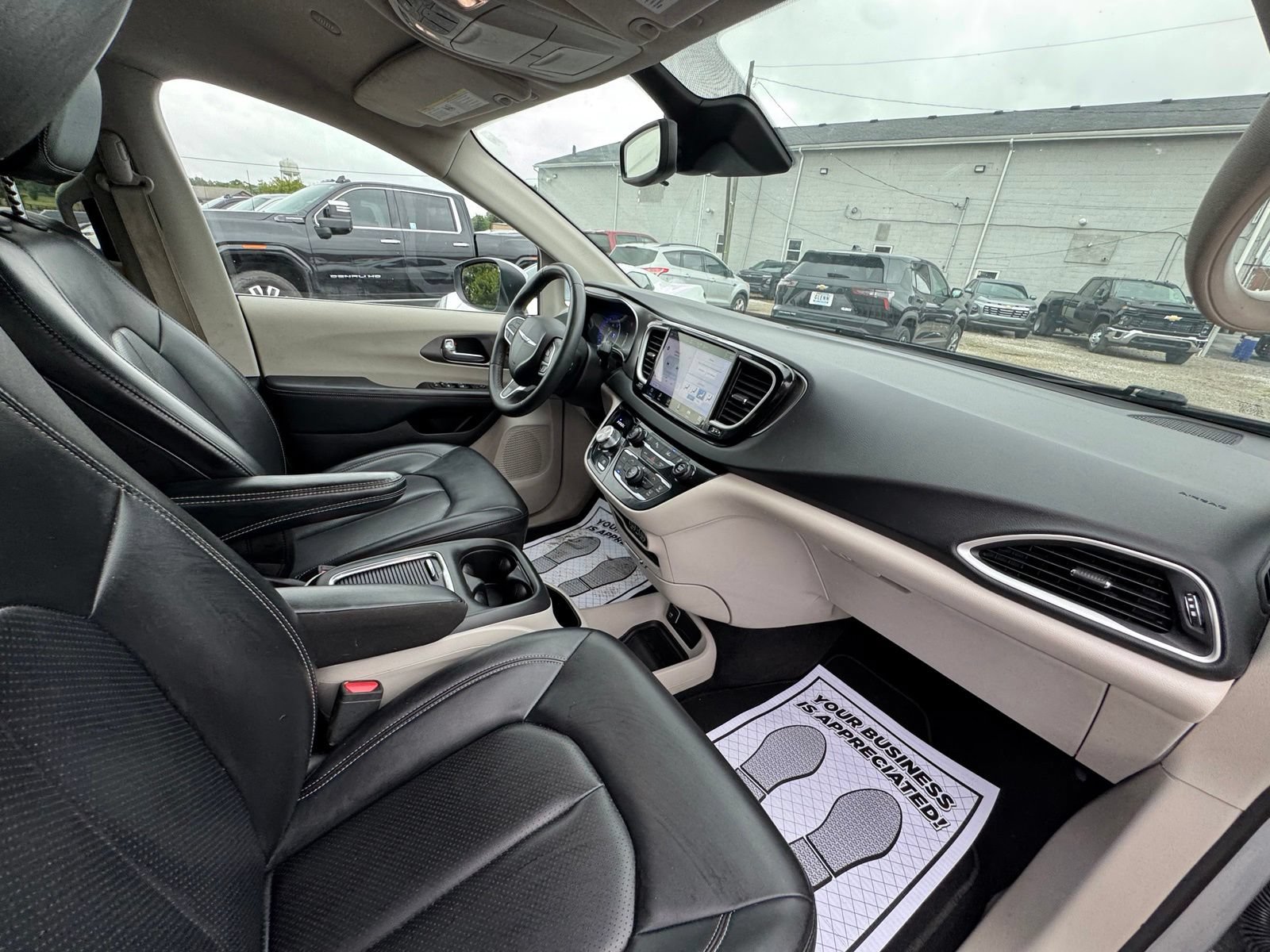 Used 2023 Chrysler Pacifica Touring-L FWD image 34