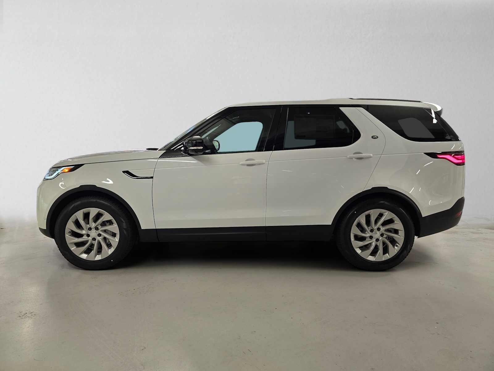 New 2026 Land Rover Discovery S AWD/4WD image 2
