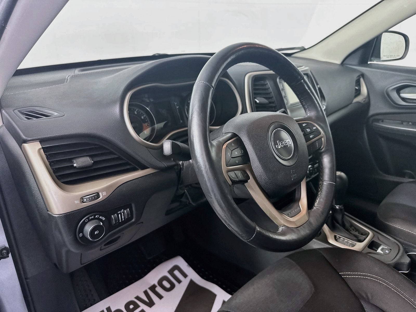Used 2015 Jeep Cherokee Latitude w/ Cold Weather Group FWD image 9