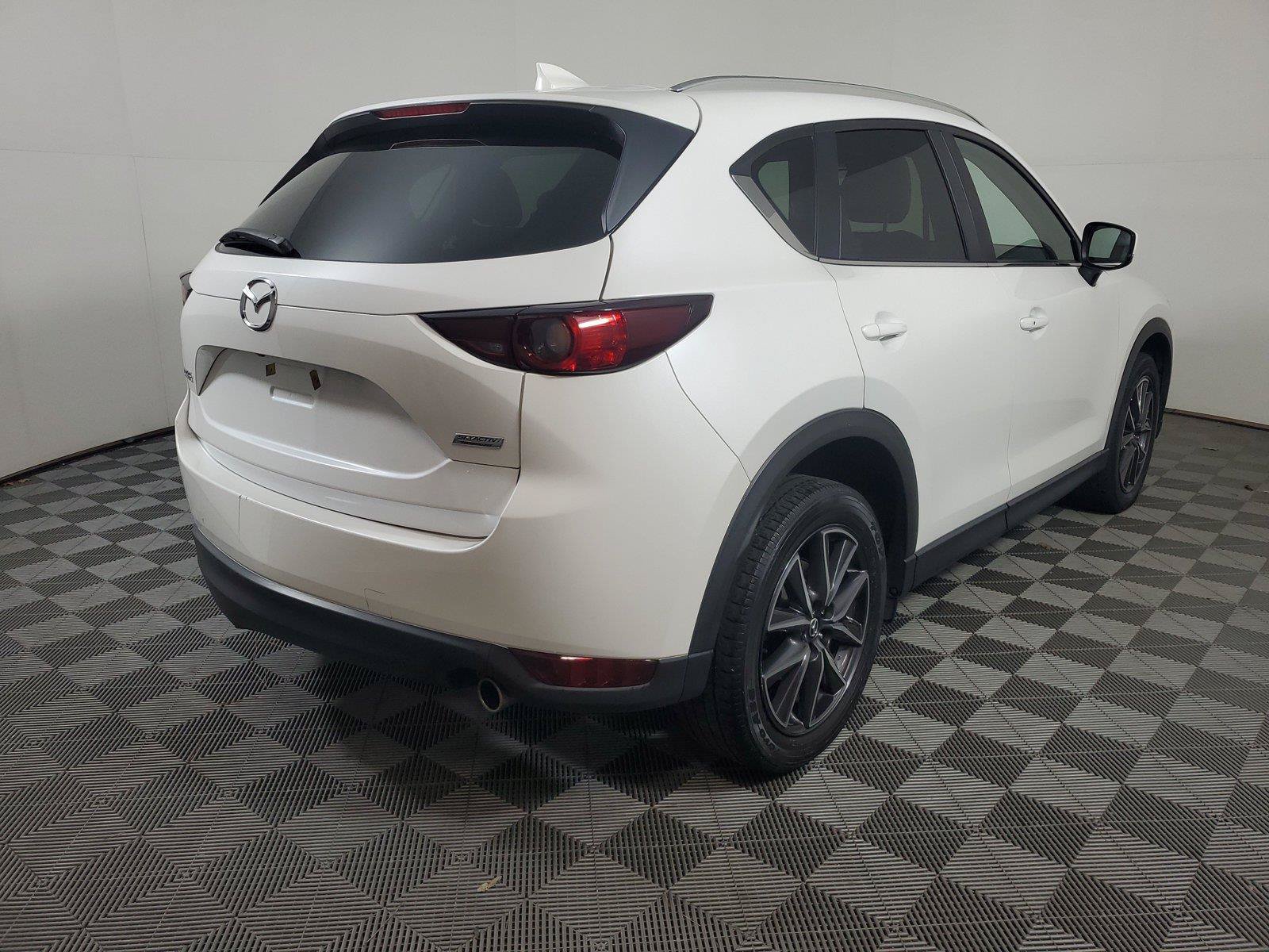 Used 2018 MAZDA CX-5 Touring w/ Preferred Equipment Package FWD image 4