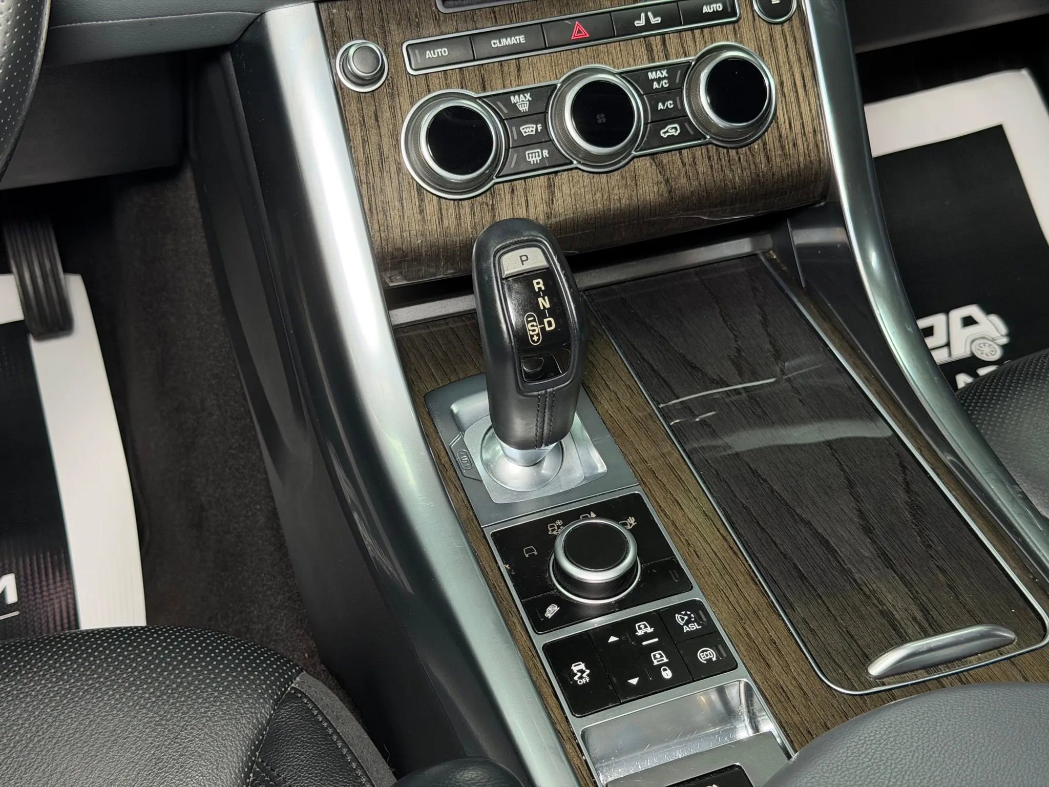 Used 2014 Land Rover Range Rover Sport SE image 27