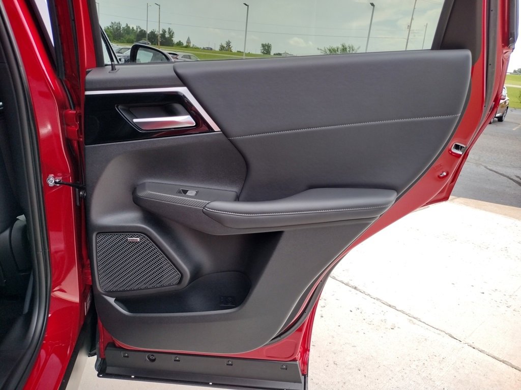 New 2025 Mitsubishi Outlander SE image 32