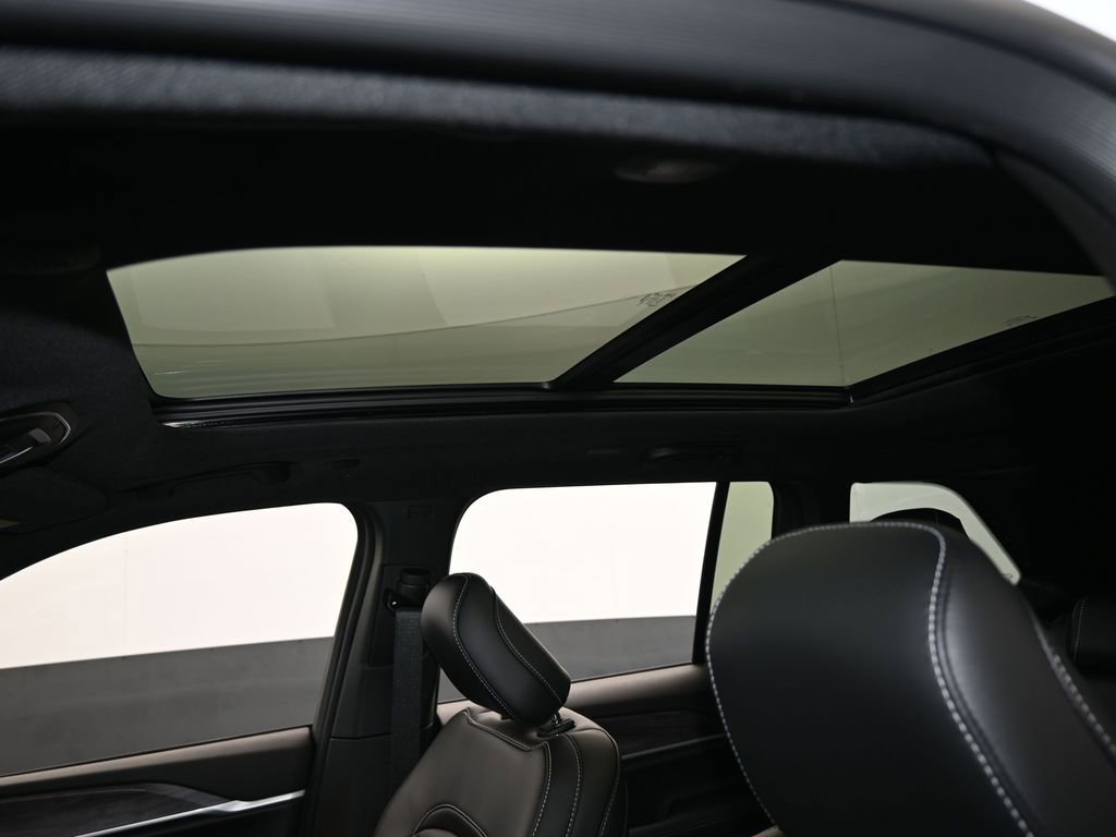 Used 2025 Jeep Grand Cherokee Limited image 11